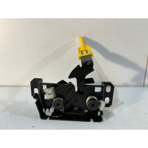 MERCEDES W247 GLB / GLA Zamek dolny maski - 15458