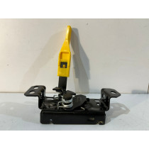 MERCEDES W247 GLB / GLA Zamek dolny maski - 15458